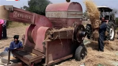 ضحية لقمة العيش.. مصرع عامل زراعي سقط في دراسة القمح بالشرقية