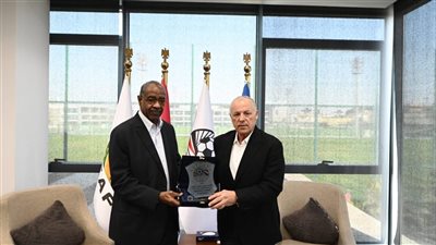 أبو ريدة يلتقي رئيس الاتحاد السوداني ويهديه درع الاتحاد المصري لكرة القدم
