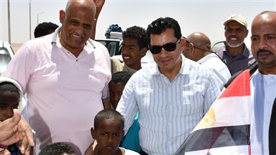 أهالي قرية ادلديب يودعون وزير الشباب والرياضة في ختام زيارته لحلايب وشلاتين