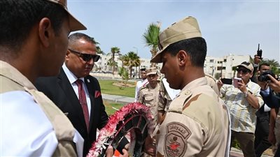 محافظ جنوب سيناء يضع إكليل الزهور على النصب التذكاري للجندي المجهول
