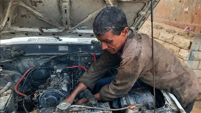 كفاح منذ الطفولة.. عم بدري ميكانيكي المنيا الكفيف: نفسي أعالج عينيا واعمل عمرة