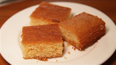 طريقة عمل البسبوسة بجوز الهند والسكر البني بدون فرن.. وصفة اقتصادية وسهلة