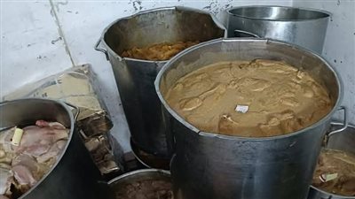 صحة القليوبية تضبط مخزن مجهول تابع لمطعم شهير خلال جولة