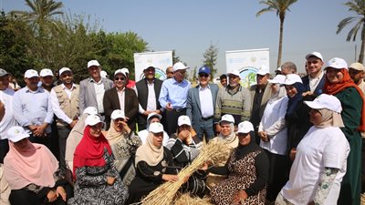 وسط زغاريد وفرحة الأهالى.. محافظ كفر الشيخ فى أول مدرسة «للقمح» بشباس الملح