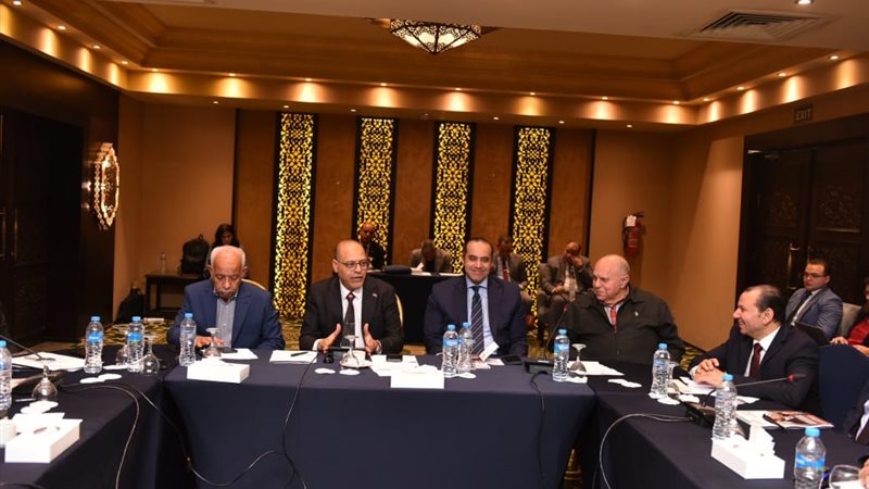 وزير العمل خلال الجلسة