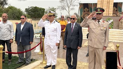 محافظ شمال سيناء يضع اكليل الزهور على قبر الجندي المجهول في ذكرى تحرير سيناء