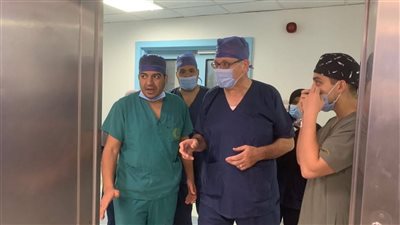 عميد كلية طب بنها يجري زيارة مفاجئة لمستشفيات بنها الجامعية للاطمئنان على سير 