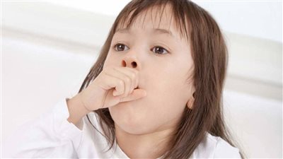 من السعال إلى المغص.. إشارات جسدية تطلقها أمعاء طفلك تستدعي منكِ الانتباه