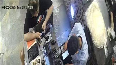 ورم وشها.. تفاصيل تعدي شاب على سيدة في مكان عملها| فيديو 