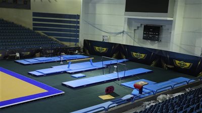 استعدادات الصالات باستاد القاهرة قبل انطلاق كأس العالم للجمباز الفني| صور