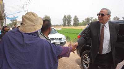 جولة مفاجئة لمحافظ الغربية في أشناواي.. ولقاءات مباشرة مع الأهالي 