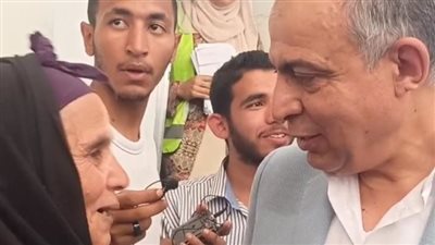 دموع الفرح ووعد.. محافظ المنيا يُفاجئ مسنة ويوعدها بتحقيق حلمها بالعمرة