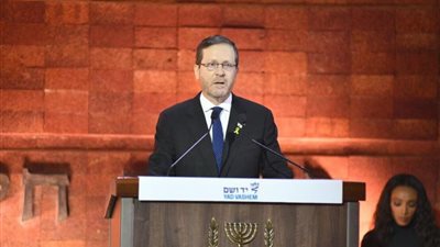 ابتزاز مستمر للألمان.. الرئيس الإسرائيلي سيقود مسيرة الأحياء في أوشفيتز 