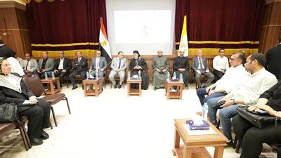 محافظ أسيوط يقدم العزاء في وفاة البابا فرنسيس بمطرانية الأقباط الكاثوليك |صور