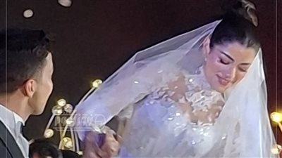 هشام جمال يغني لزوجته ليلي أحمد زاهر في حفل زفافهما |فيديو 