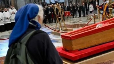 ورحل صديق العمر.. الراهبة الأقرب للبابا تخرق البروتوكول الفاتيكاني لوداعه