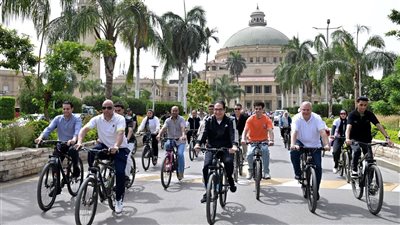 رئيس جامعة القاهرة يشارك الطلاب ماراثون الدراجات ومباراة كرة قدم