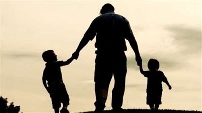 استشاري علاقات أسرية: تيك توك أصبح ستارًا للانحرافات ويهدد هوية المجتمع |خاص 