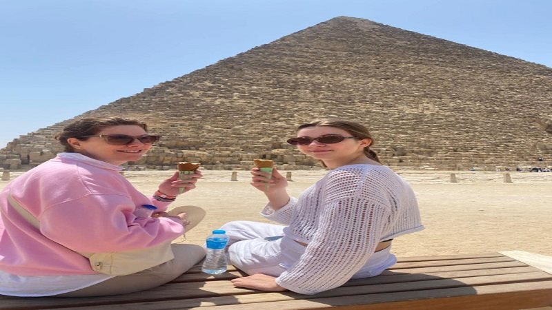 سائحات من أمام الأهرامات