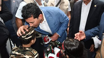 صبحي ومحافظي شمال سيناء ومطروح يفتتحون معرض لمنتجات الشباب الحرفية والتراثية