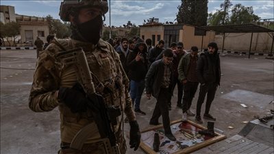 بريطانيا: رفع العقوبات عن الشرطة والجيش والمخابرات السورية