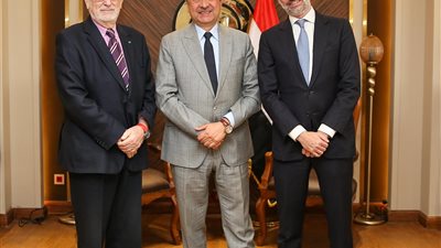 وزير قطاع الأعمال يبحث مع