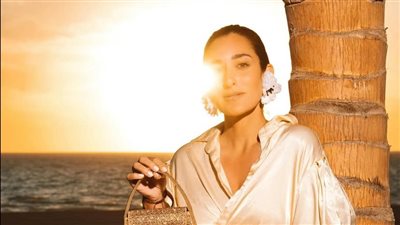 أمينة خليل بإطلالة ذهبية جذابة في أحدث جلسة تصوير| صور