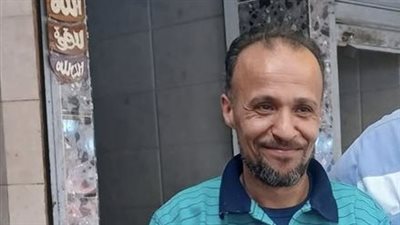 الطاولة بالرزق وحب الناس.. حكاية عم حسن أقدم بائع أسماك في محافظة دمياط |صور 