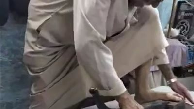 76 عام ولسه بيعافر ..عم فتحي أقدم مكوجي رجل بالمنوفية | خاص