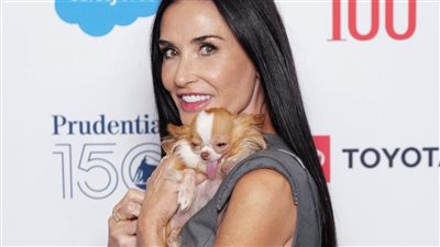 برفقة كلبها.. ديمي مور في قمة «تايم 100» بإطلالة كلاسيكية