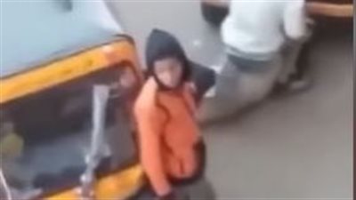 فيديو مرعب.. سائق يتعدى على فتاة بالضرب والسحل فى الشارع بالخصوص