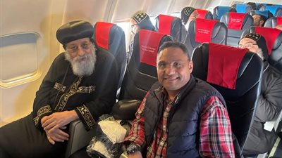 أجواء أبوية.. قداسة البابا يجلس مع مجموعة من الشباب في الطائرة  | صور 