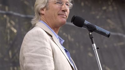 ريتشارد جير يتضامن مع القضية الفلسطينية بقصيدة لمحمود درويش