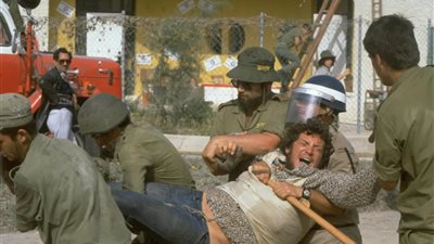 «الأصفاد والأقفاص».. مشاهد خروج المستوطنين من سيناء فى 25 أبريل 1982 