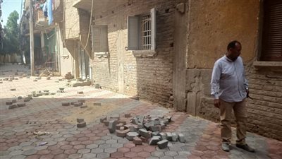 رئيس مدينة قوص يتفقد أعمال تركيب وتثبيت بلاط الإنترلوك بشوارع المدينة 