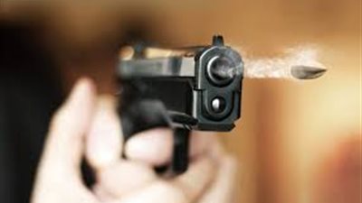 في وسط الشارع.. محامي يطلق النار على شقيقه ونجله لخلافات أسرية