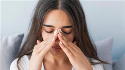 طبيب يقدم لـ 