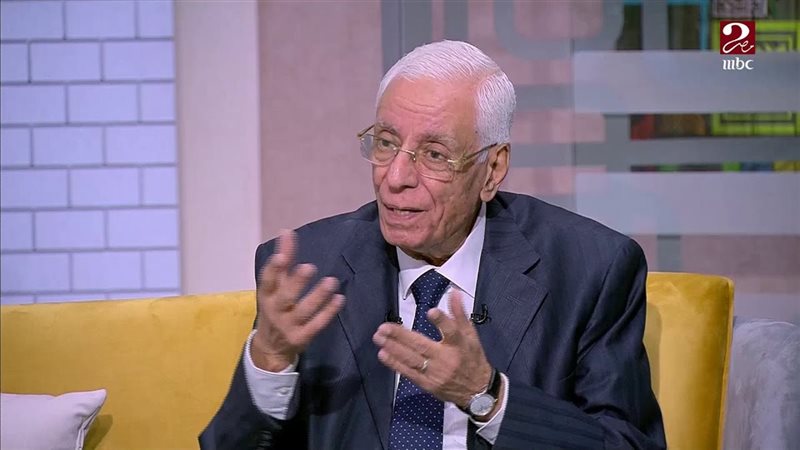 حسام موافي، أستاذ