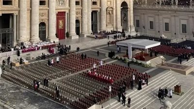 مشهد مهيب في ساحة القديس بطرس بروما مع اقتراب بدء جنازة البابا فرنسيس