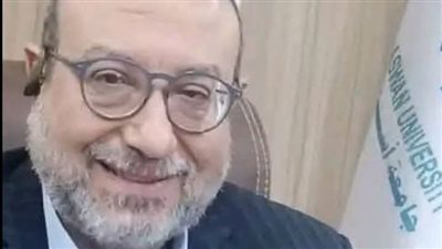 بعد خضوعه لعملية جراحية.. رئيس جامعة أسوان يطمئن على مدير المستشفيات