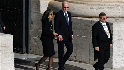 بايدن وزوجته ينضمان إلى زعماء العالم في وداع البابا فرنسيس