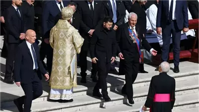 تصفيق عفوي لزيلينسكي في ساحة القديس بطرس خلال جنازة البابا فرنسيس