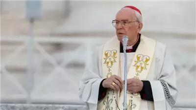 الكاردينال جيوفاني باتيستا ري يقود قداس جنازة البابا فرنسيس