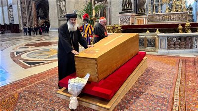 الأنبا برنابا ينوب عن البابا تواضروس الثاني فى مراسم تشييع البابا فرنسيس  