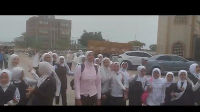 طالبات مدرسة الربع الإعدادية بكفر الشيخ ينظمون مظاهرة لعودة مديرهم المستبعد