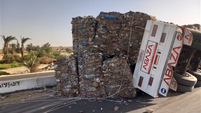 انقلاب سيارة نقل بالمعادي يعرقل حركة المرور على الطريق الدائري