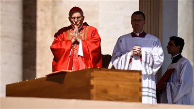 عميد مجمع الكرادلة يكشف عن رسالة البابا فرنسيس خلال قداس الجنازة