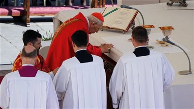 تَقديس الخبز والنبيذ وتلاوة الصلاة الربانية في قداس جنازة البابا فرنسيس