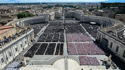 الانتهاء من طقس المناولة والاستعداد لتسليم الروح في جنازة البابا فرنسيس