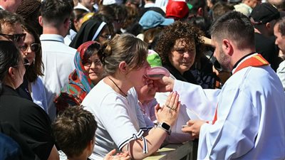 توزيع القربان والاستعداد لوداع النعش في جنازة البابا فرنسيس بساحة القديس بطرس